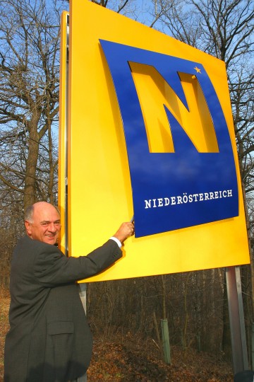 An der Stadtgrenze Wien - Klosterneuburg wurde heute im Besein von Landeshauptmann Dr. Erwin Pröll die erste von insgesamt 113 neuen Straßentafeln aufgestellt. 