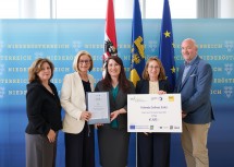Von links nach rechts: Doris Agneter (Geschäftsführerin tecnet) Landeshauptfrau Johanna Mikl-Leitner, Yolanda Salina Soler (3. Platz), Viktoria Weber (Rektorin Universität für Weiterbildung, Michael Moll (Geschäftsführer accent).