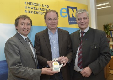 „Strom-Spar-Beratung\" gestartet: Dr. Herbert Greisberger (Geschäftsführer der Energie- und Umweltagentur NÖ), Landesrat Dr. Stephan Pernkopf, Landtagsabgeordneter Anton Kasser(v.l.n.r.)