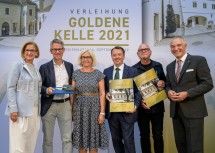 Unter den ausgezeichneten Projekten befindet sich auch ein adaptiertes Wohnhaus in Wolkersdorf – im Bild die Delegation aus Wolkersdorf mit Landeshauptfrau Johanna Mikl-Leitner und dem NÖ Baudirektor Walter Steinacker (rechts).