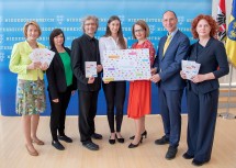 Im Bild von links nach rechts: Barbara Entler (Lehrgangsleiterin Biotechnologie), Tina Frischmann (Lehrgangsleiterin Geschichte und Kultur), Hannes Raffaseder (Lehrgangsleiter Smart World), Talentehaus-Absolventin Viktoria Zach, Landesrätin Christiane Teschl-Hofmeister,  Peter Filzmaier (Lehrgangsleiter Medien und Mediennutzung), Sandra Häuplik-Meusburger (Lehrgangsleiterin Weltraum)