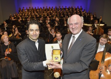 Landeshauptmann Dr. Erwin Pröll überreichte Andrés Orozco-Estrada, Chefdirigent des Tonkünstler-Orchester Niederösterreich, das \"Große Goldene Ehrenzeichen für Verdienste um das Bundesland Niederösterreich\".