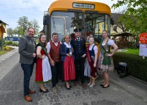 Mit dem „Hop-on-Hop-Off-Retrobus“ ging es am Tag des Mostes für Landeshauptfrau Johanna Mikl-Leitner vom „Sepplbauer“ zum Mostheurigen Hauer.