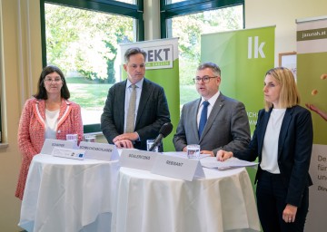 Der praxistaugliche Leitfaden, der in der sogenannten „rechtlichen Toolbox“ enthalten ist, soll landwirtschaftlichen Betrieben helfen, noch mehr regionale Produkte an Großabnehmer zu verkaufen. Es informierten: Elfriede Schaffer von der Lebensmittelkooperationen GmbH, Landwirtschaftskammer NÖ Präsident Johannes Schmuckenschlager, Landesrat Ludwig Schleritzko und Rechtsanwältin Lisa Rebisart (v.l.n.r.) 