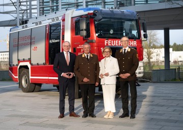 Wiederwahl des Landesfeuerwehrkommandos: LH-Stellvertreter Stephan Pernkopf, Landesfeuerwehrkommandant Dietmar Fahrafellner, Landeshauptfrau Johanna Mikl-Leitner und Landesfeuerwehrkommandant-Stellvertreter Martin Boyer.