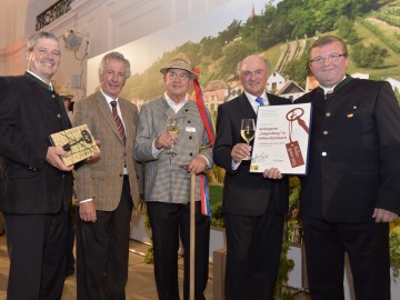 Auszeichnung für die \"Kellergasse des Jahres\", im Bild von links nach rechts: Bgm. Herbert Harrach, Alfred Komarek, Joachim Maly (Obmann der Poysdorfer Kellerakademie und Kellergassenführer), Landeshauptmann Dr. Erwin Pröll und Willi Schubert (Obmann Weinbauverein Wildendürnbach).