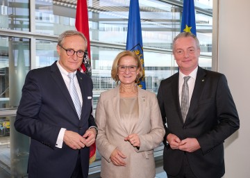Beim Weihnachtsempfang im NÖ Landhaus: Landesamtsdirektor Werner Trock, Landeshauptfrau Johanna Mikl-Leitner und Landesamtsdirektor-Stellvertreter Gerhard Dafert (v. l. n. r.).