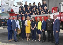 Landeshauptfrau Johanna Mikl-Leitner mit Ehrengästen und der Feuerwehrjugend Langenlois.