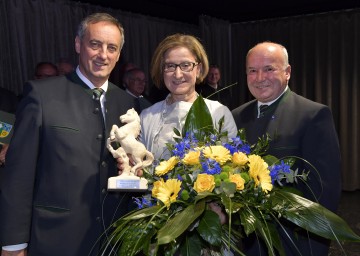 Eröffnung des neuen Gemeindezentrums in Matzendorf-Hölles mit Vizebürgermeister Leopold Schagl, Landeshauptfrau Johanna Mikl-Leitner und Bürgermeister Johann Grund (v.l.n.r.)