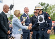 Landeshauptfrau Johanna Mikl-Leitner gemeinsam mit (v.l.) dem Leobersdorfer Bürgermeister Andreas Ramharter, Innenminister Gerhard Karner und Landesfeuerwehrpräsident Dietmar Fahrafellner bei der Siegerehrung der 71. Landesfeuerwehrleistungsbewerbe.