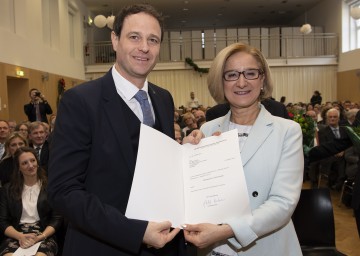 Landeshauptfrau Johanna Mikl-Leitner mit dem neuen Bezirkshauptmann von Wiener Neustadt, Markus Sauer.
<br />
 
<br />
