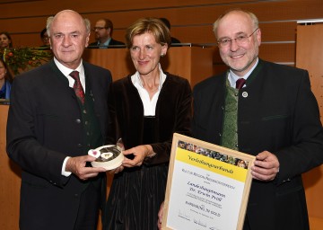 Landeshauptmann Dr. Erwin Pröll erhielt durch die Geschäftsführer Dorli Draxler und Dr. Edgar Niemeczek den \"Ehrenring in Gold\" der Kultur.Region.NIederösterreich.