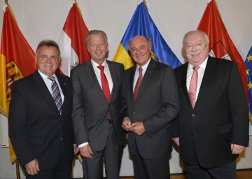 Stellten Neuregelung der Jahresnetzkarte für Schüler und Lehrlinge in der Ostregion vor: LH Hans Niessl, BM Reinhold Mitterlehner, LH Erwin Pröll, Bgm. Michael Häupl (v.l.n.r.)