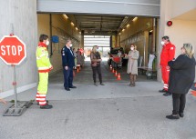 Landeshauptfrau Johanna Mikl-Leitner und Landesrätin Ulrike Königsberger-Ludwig: Erste Drive-in-Station eingerichtet, wo sich Verdachtsfälle auf das Coronavirus testen lassen können.