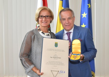 Landeshauptfrau Johanna Mikl-Leitner überreichte an Top-Manager Siegfried Wolf das „Goldene Komturkreuz des Ehrenzeichens für Verdienste um das Bundesland Niederösterreich“.