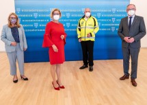 LR Ulrike Königsberger-Ludwig, LH Johanna Mikl-Leitner, Impfkoordinator Christof Constantin Chwojka und LH-Stv. Stephan Pernkopf nach der Pressekonferenz.