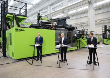 Bei der Pressekonferenz (von links): Landesrat Jochen Danninger, ENGEL-CTO Gerhard Dimmler und Landesrat Markus Achleitner im Werk der Firma ENGEL Austria GmbH in St. Valentin.