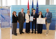 Von links nach rechts: Doris Agneter (Geschäftsführerin tecnet), Robert Wagner (Direktor Strategische Hochschulplanung DPU), Landeshauptfrau Johanna Mikl-Leitner, Youbin Zheng (1. Platz), Viktoria Weber (Rektorin Universität für Weiterbildung), Michael Moll (Geschäftsführer accent).