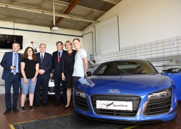 Direktor-Stellvertreter Reinhard Popp, Vizekanzler Wolfgang Brandstetter, Berufsschuldirektor Christian Bauer, Bildungs-Landesrätin Barbara Schwarz und Lehrlinge der LBS Eggenburg mit den neuen Boliden (v.l.n.r.)