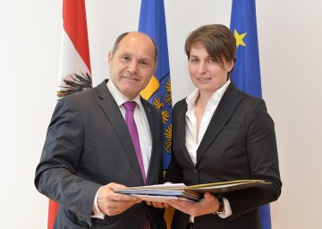 Das Land Niederösterreich fördert den Verein „Jugend und Arbeit\": Landeshauptmann-Stellvertreter Mag. Wolfgang Sobotka und Mag. Michaela Vorlaufer, Geschäftsführerin vom Verein „Jugend und Arbeit“ (v.l.n.r.).