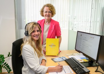 (v.l.n.r.): Sozial-Landesrätin Christiane Teschl-Hofmeister mit Ines Frank von der NÖ Pflegehotline.