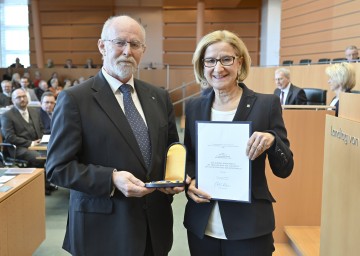 Dr. Norbert Haselsteiner, Bezirkshauptmann in Melk i.R., erhielt das „Silberne Komturkreuz des Ehrenzeichens für Verdienste um das Bundesland Niederösterreich“.