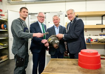 Thomas Holzer, LH-Stv. Stephan Pernkopf, Manfred Denk von der Bundesinnung der Sanitär-, Heizungs- und Lüftungstechniker, und Landesrat Martin Eichtinger (v.l.n.r.)