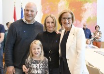 Landeshauptfrau Johanna Mikl-Leitner empfing zahlreiche Besucherinnen und Besucher beim „Tag der offenen Tür“ in ihrem Büro.