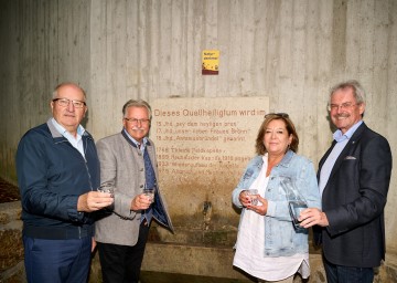 Landtagspräsident Karl Wilfing (r.) und Zweiter Präsident Karl Moser (l.) und Dritte Präsidentin Karin Renner sowie Wasserleitungsverbandsobmann und Dritter Präsident a.D. Franz Gartner kosteten das Wasser des Antoniusbründls in Pottenstein.