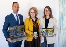 Sozial-Landesrätin Christiane Teschl-Hofmeister (Mitte) präsentiert mit Robert Langenberger (links) und Cornelia Russ (rechts) von der Facultas Verlags- und Buchhandels AG die unterschiedlichen mobilen Endgeräte, auf denen die NÖ Pflegelandkarte abrufbar ist.