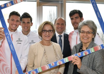 Davis Cup in Niederösterreich: Die niederösterreichischen Tennisstars Dennis Novak (1. v. l.), Dominic Thiem (2. v. l.) und Gerald Melzer (2. v. r.) mit Landeshauptfrau Johanna Mikl-Leitner (3. v. l.), Landesrätin Petra Bohuslav (1. v. r.) und Bernhard Lackner, Vorstandsdirektor der Niederösterreichischen Versicherung (3. v. r.).