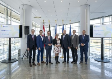 (v.l.n.r.)  Heinrich May, Stv. Kreishauptmann František Talíř, Landesrat Markus Achleitner, Stv. Kreishauptfrau Hana Hajnová, Landesrat Martin Eichtinger, Bezirkstagspräsident Olaf Heinrich und Kreisrat Libor Picka.