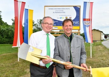 LH-Stellvertreter Stephan Pernkopf und Bürgermeister Rudolf Divinzenz freuen sich über den Start der Arbeiten für den Donau-Hochwasserschutz in St. Pantaleon-Erla. (v.l.n.ör.)