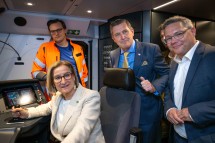 Landeshauptfrau Johanna Mikl-Leitner, Minister Peter Hanke und Stadler-CEO Christian Diewald in einem der ÖBB-Doppelstockzüge.