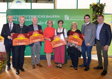 Preisüberreichung des 54. Blumenschmuckwettbewerbes „Blühendes Niederösterreich“ in der NÖ Landwirtschaftskammer in St. Pölten: Christian Moser, Vizepräsident der NÖ Wirtschaftskammer, Vertreter der Siegergemeinden Leobersdorf (Gruppe 3) und Mönichkirchen (Gruppe 1), Landeshauptfrau Johanna Mikl-Leitner, Vertreterinnen der Siegergemeinden Hornsburg (Kleinstgemeinden) und Pöggstall (Gruppe 2), Lorenz Mayer, Vizepräsident der NÖ Landwirtschaftskammer, und Johannes Käfer, Obmann der Gärtnereivereinigung NÖ (v.l.n.r.).