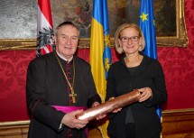 Mit der Zeitkapsel, die nach den Renovierungsarbeiten in den Türmen der Stiftskirche hinterlegt wird: Prälat Maximilian Fürnsinn und Landeshauptfrau Johanna Mikl-Leitner.