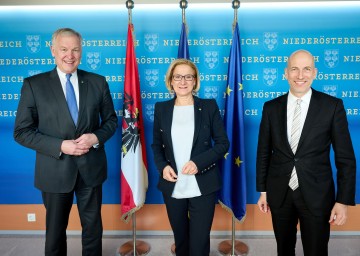 Landeshauptfrau Johanna Mikl-Leitner und Landesrat Martin Eichtinger trafen mit Arbeitsminister Martin Kocher zusammen.