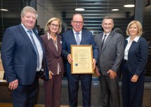 (v.l.) Bürgermeister Martin Scherz, Landeshauptfrau Johanna Mikl-Leitner, Ehrenbürger Bürgermeister a.D. Hans Gneihs, Vizebürgermeister Johannes Luef und die geschäftsführende Gemeinderätin Erika Grundtner.