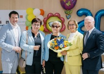 (v.l.) David Berl, Bürgermeister Laxenburg, NÖ Hilfswerk Präsidentin Michaela Hinterholzer, Martha Mozsner, die erste Leiterin des IZIBIZI kids corner bei der Eröffnung vor 20 Jahren, Landeshauptfrau Johanna Mikl-Leitner und ecoplus Geschäftsführer Helmut Miernicki.