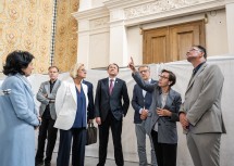 Die wissenschaftliche Leiterin des Injöst, Martha Keil (2. v. r.) beim Gespräch in der Ehemaligen Synagoge mit Danielle Spera (von links), Christian Rapp (Wissenschaftlicher Leiter Haus der Geschichte), Landeshauptfrau Johanna Mikl-Leitner, Bürgermeister Matthias Stadler, Generalplaner Wolfgang Pfoser und Konsul Herzel Edri.