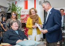 Landesrätin Christiane Teschl-Hofmeister und Peter Engelbrechtsmüller bei der Verleihung des AUVA-„Back to Life“-Awards an Franz Kößl