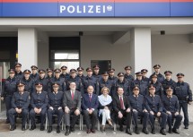 Die Ehrengäste mit den Beamtinnen und Beamten der neuen Polizeiinspektion Bahnhof St. Pölten.