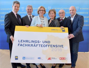 Präsentierten die „Lehrlings- und Fachkräfteoffensive 2018“: Thomas Salzer, Präsident der Industriellenvereinigung Niederösterreich, der für Arbeit zuständige Landesrat Karl Wilfing, Landeshauptfrau Johanna Mikl-Leitner, Sonja Zwazl, Präsidentin der Wirtschaftskammer Niederösterreich, Karl Fakler, Landesgeschäftsführer des AMS Niederösterreich, und Markus Wieser, Präsident der Arbeiterkammer Niederösterreich (v.l.n.r)