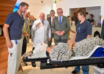 Prof. Dr. Eugen Hug bei seinen Ausführungen zur Arbeit am MedAustron in einem der hochmodernen Behandlungsräume.