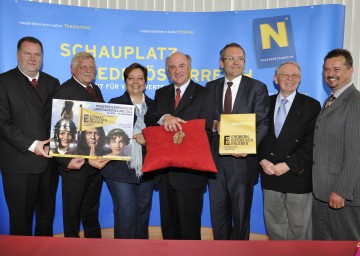 Landeshauptmann Dr. Erwin Pröll mit den Bürgermeistern der Standortgemeinden sowie dem Leiter der NÖ Landesausstellung Kurt Farasin und den Kuratoren Prof. Dr. Ernst Bruckmüller und Mag. Franz Humer.