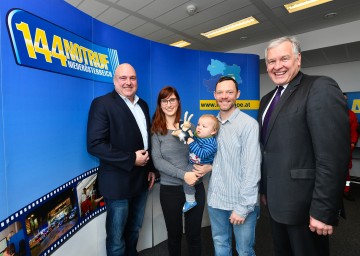 Christof Constantin Chwojka, Notruf NÖ Geschäftsführer, die Familie Bosch mit dem kleinen Henry und Landesrat Martin Eichtinger bei der Präsentation der Bilanz 2018 des Notruf NÖ (v.l.n.r.)