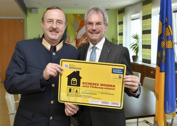 Im Bild von links nach rechts: Landespolizeidirektor Franz Prucher und Wohnbau-Landesrat Karl Wilfing