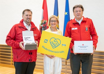 Caritas-Direktor Hannes Ziselsberger, Landeshauptfrau Johanna Mikl-Leitner und Rot Kreuz-NÖ-Präsident Josef Schmoll (v.l.n.r.)