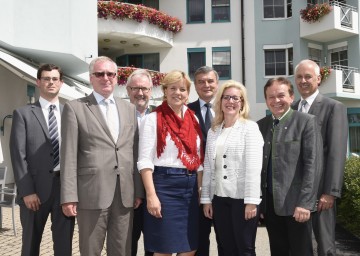 Freuen sich über den Abschluss der Sanierungs- und Modernisierungsarbeiten am NÖ Landespflegeheim Weitra: Mag. Christopher Feiertag von der Bezirkshauptmannschaft Gmünd, Dr. Otto Huber, Leiter der Gruppe Gesundheit & Soziales beim Amt der NÖ Landesregierung, Ing. Lambert Schmid, Abteilung Landeshochbau beim Amt der NÖ Landesregierung, Landesrätin Mag. Barbara Schwarz, Landtagsabgeordneter Ing. Johann Hofbauer, Direktorin Mag. Dr. Sabine Englmaier, Bürgermeister Raimund Fuchs und Architekt DI Gerhard Macho. (v.l.n.r.)