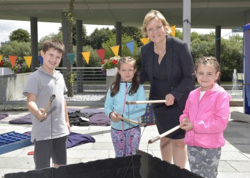 Landesrätin Mag. Barbara Schwarz mit Kindern beim Ferienauftaktfest am Landhausplatz. Sie baut auf die stark nachgefragte Beratungsfunktion im Bereich Ferienbetreuung durch die NÖ Familienland GmbH zur Forcierung der Betreuungsangebote in der schulfreien Zeit.